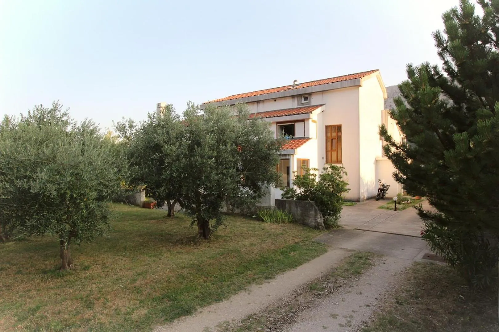 הקונטקטים של Apartments Petrica
